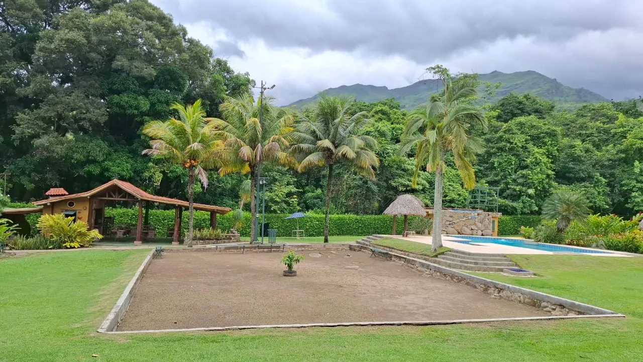 Vista panorámica de las áreas verdes, caney y piscina