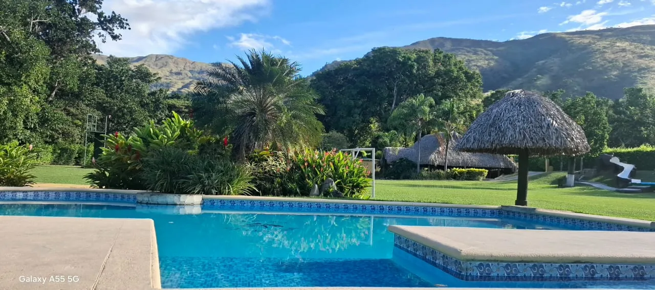 Piscina al aire libre con jardines y bohíos