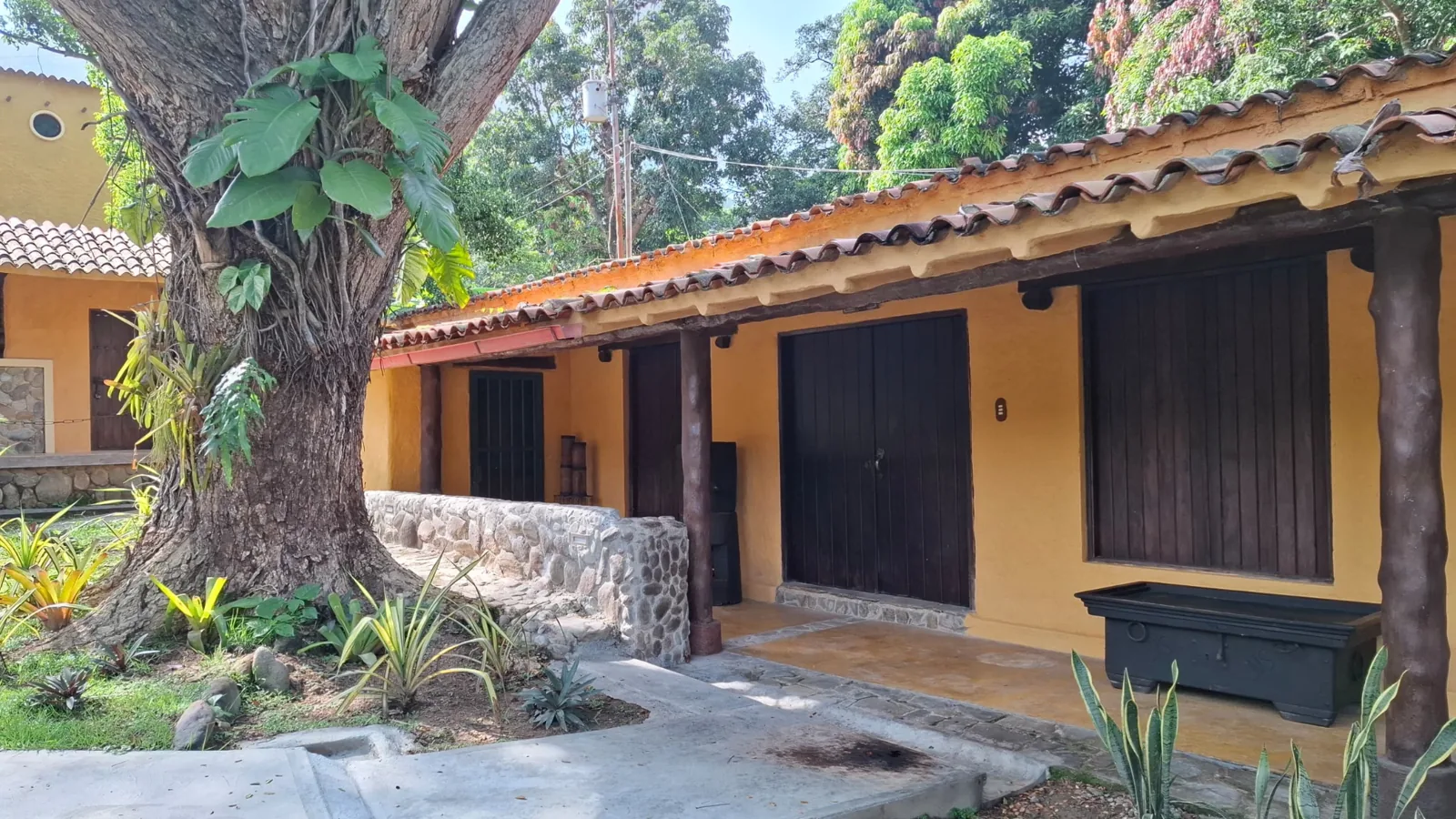 Edificaciones e instalaciones del campamento entre jardines