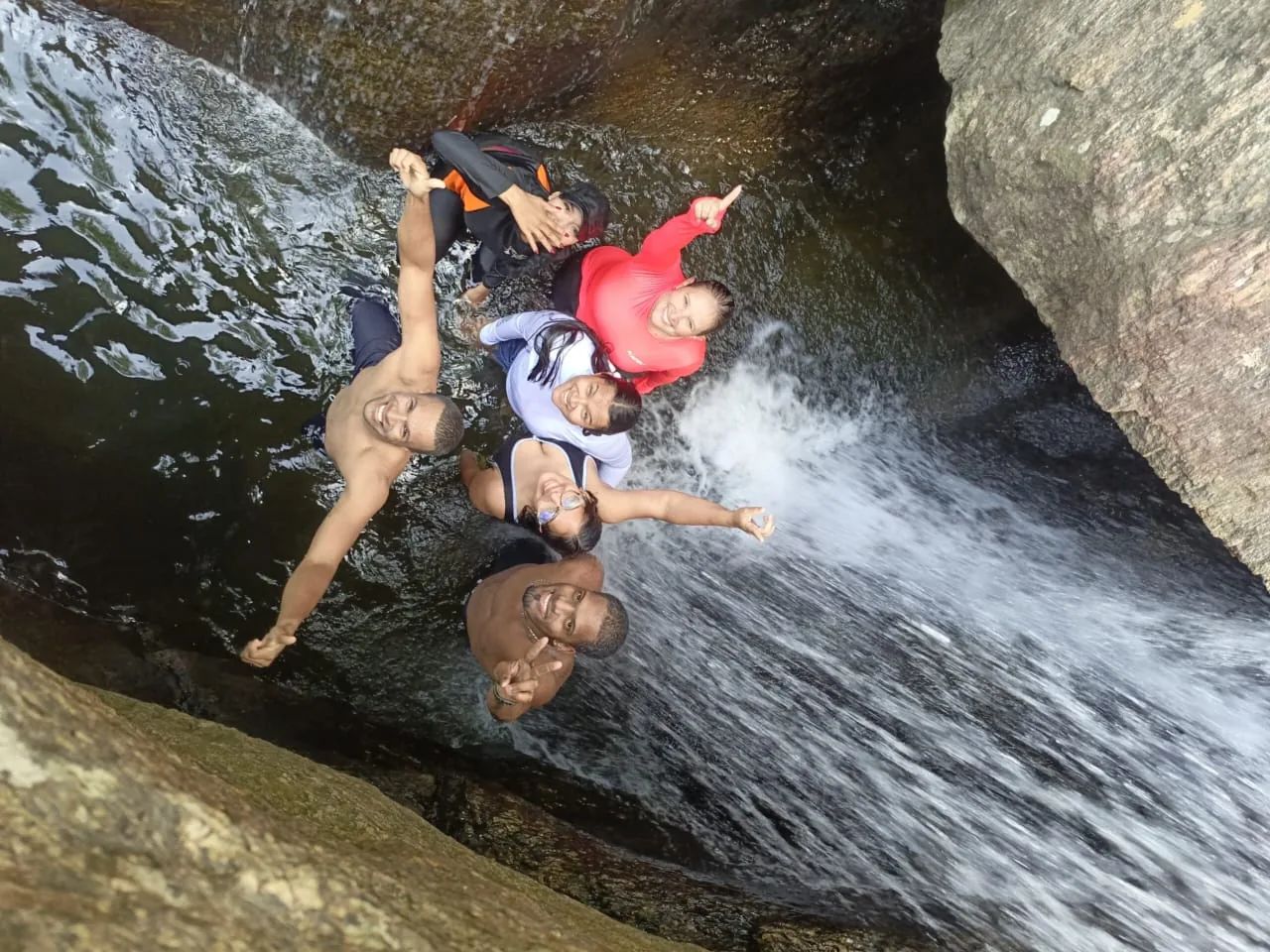 Grupo de visitantes disfrutando del río
