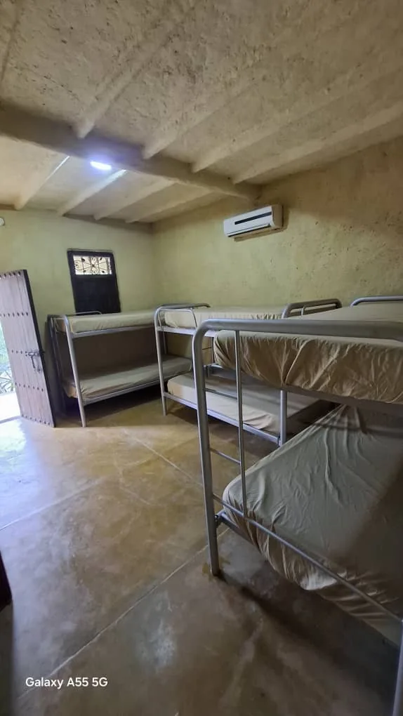 Habitación de alojamiento con literas y aire acondicionado