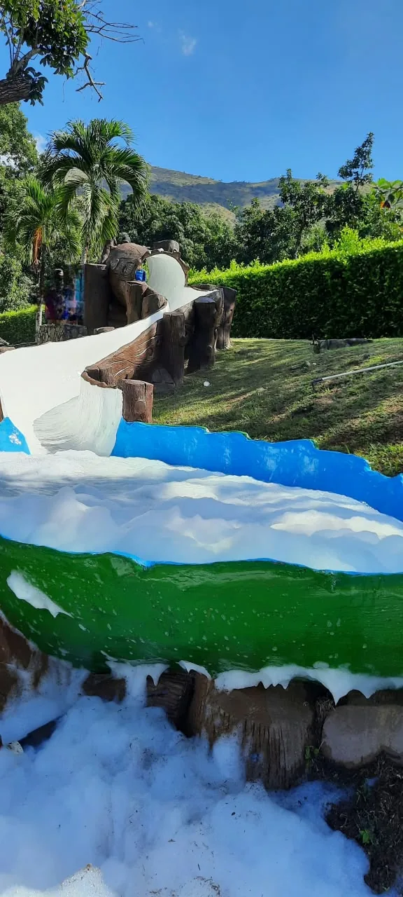 Tobogán que desemboca en la piscina de espuma del campamento